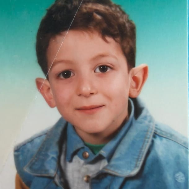 Tuğrul als kleine jongen. "In mijn jeugd miste ik een veilige omgeving."